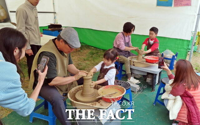 어린이들이 계룡산 도자기 철화분청 체험관에서 도자기 체험을 하고 있다. /김형중 기자