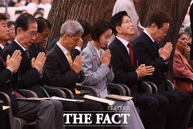 합장 하고 있는 한덕수 무소속 대선 예비후보와 권영국 정의당 대선 후보, 김재연 진보당 대선 후보, 김문수 국민의힘 대선 후보, 이재명 더불어민주당 대선 후보(왼쪽부터).