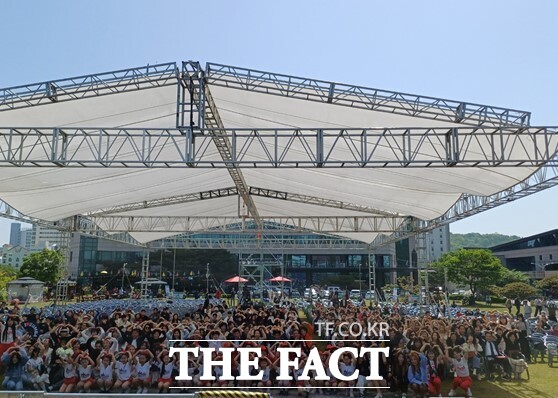 유성구 계룡스파텔 메인무대에서 열린 유성구청장배 생활무용대회 참석자들이 기념촬영을 하고 있다. /유성구생활무용협회