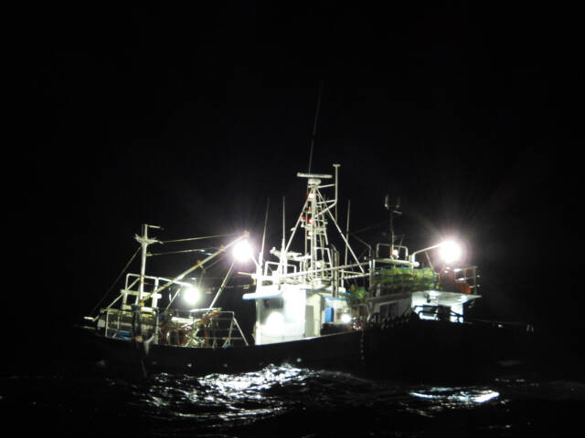 4일 경북 동해안에서 너울성 파도로 인해 침수 중이던 어선이 포항해경에 의해 구조됐다./포항해경