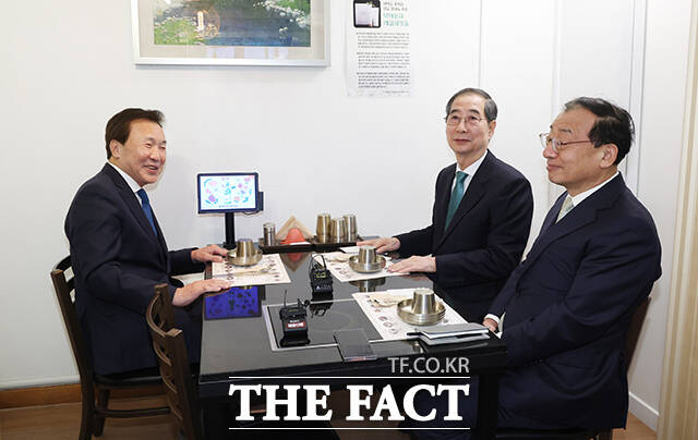 만찬 회동하는 한덕수 무소속 대통령선거 예비후보(오른쪽)와 손학규 전 민주당 대표.