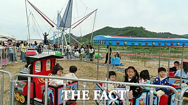 석장이 어린이 놀이존이 인기를 끌고 있다. /김형중 기자