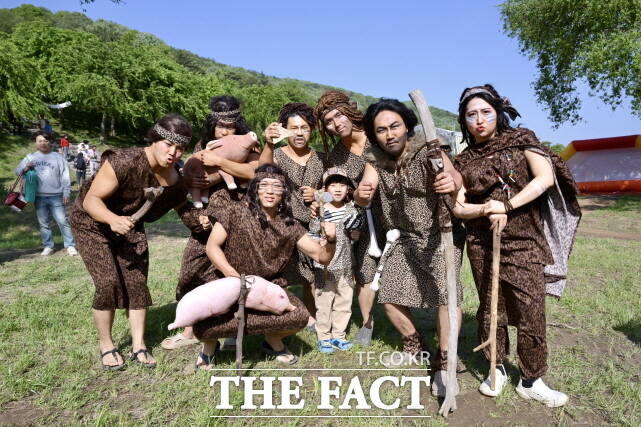 제17회 공주 석장리 구석기 축제에서 구석기 유랑단이 포즈를 취하고 있다. /공주시