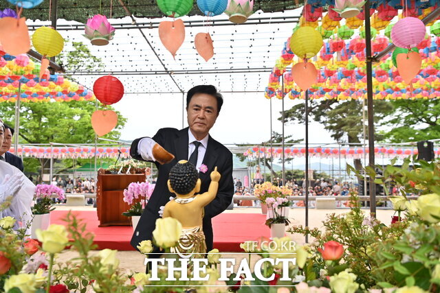 김태흠 충남도지사가 5일 불기 2569년 석가탄신일을 맞아 예산 수덕사를 찾았다. /충남도