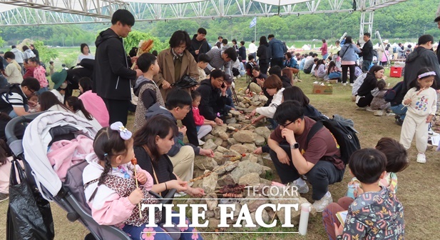5일 개막 3일째를 맞은 제17회 공주 석장리 구석기 축제 장에 마련된 구석기 음식나라 코너에 관광객들이 몰려 있다. /김형중 기자