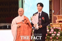  결혼 후 '불교 개종' 이승기, 2025 불자 대상 수상 [TF사진관]