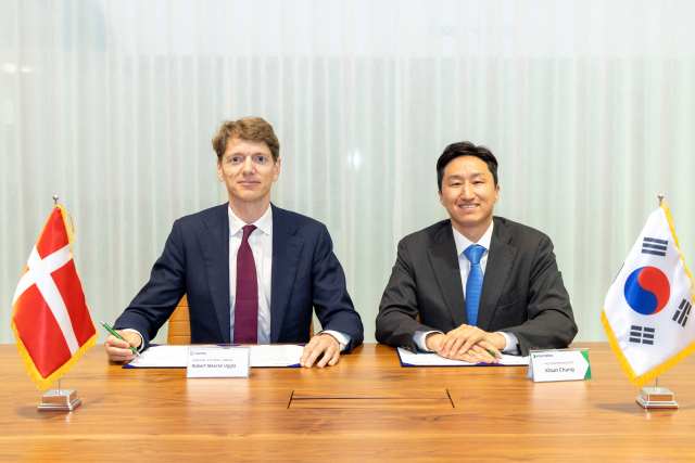 정기선 HD현대 수석부회장(오른쪽)과 A.P. 몰러 머스크 로버트 머스크 우글라 의장이 최근 탈탄소 해운 기술 발전 및 글로벌 통합 물류 서비스 분야의 포괄적 협력 관계 구축을 위한 양해각서(MOU)를 체결했다. /HD현대