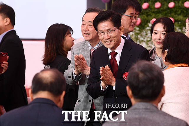 김문수 국민의힘 대선 후보가 7일 오후 한덕수 무소속 대선 예비후보와 단독으로 만나기로 했다. 사진은 김 후보가 5일 오전 서울 종로구 조계사에서 열린 불기2569년 부처님오신날 봉축법요식에 참석하고 있는 모습. /서예원 기자