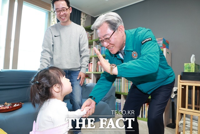 경주에서 자녀 육 남매와 함께 의령군 대의면으로 전입한 가구를 방문한 오태완 의령군수/의령군