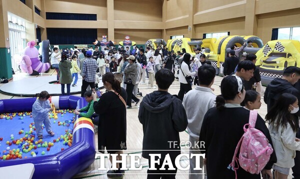대전 대덕구는 5일 제103회 어린이날을 맞아 석봉복합문화센터에서 개최한 대덕구 어린이날 대축제를 성황리에 마쳤다. 어린이들과 가족들이 석봉복합문화센터에서 열린 대덕구 어린이날 대축제에 참가해 각종 프로그램을 체험하고 있다. /대덕구