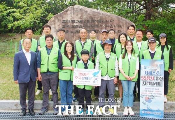 사단법인 호국보훈기념사업회와 대전사랑시민협의회가 4일 국립대전현충원에서 나라사랑·환경보호 행사를 펼쳤다. 이번 행사에는 대전사랑시민협의회와 대전봉사체험교실 회원을 비롯해 서구정림동 노인회, 조선희 대전과학기술대 교수, 정한철 정채움 대표 등 단체와 개인이 참여했다./호국보훈기념사업회