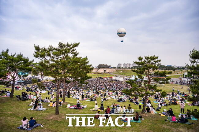 수원지역 만세운동이 있었던 수원화성 연무대를 시민들이 자유롭게 즐기고 있는 모습. /수원시