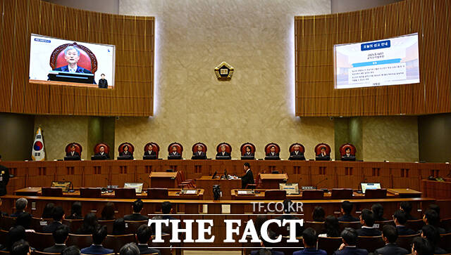 조희대 대법원장을 비롯한 대법관들이 1일 오후 서울 서초구 대법원에서 이재명 더불어민주당 대선 후보의 공직선거법 위반 사건 상고심 선고를 위해 입정하고 있다. /남윤호 기자