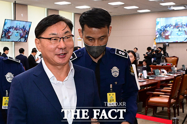 이화영 전 경기도 평화부지사가 2일 오전 서울 여의도 국회 법제사법위원회에서 열린 박상용 수원지검 부부장검사에 대한 탄핵소추 사건 조사 관련 청문회가 정회되자 회의장을 나서고 있다./남윤호 기자