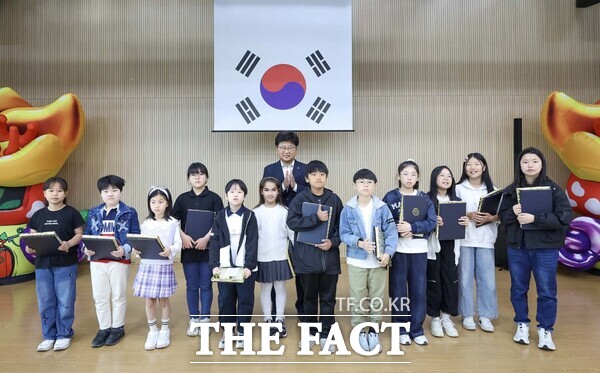 대전 대덕구는 5일 제103회 어린이날을 맞아 석봉복합문화센터에서 개최한 대덕구 어린이날 대축제를 성황리에 마쳤다. 최충규 대덕구청장(가운데)이 지역의 모범 어린이들에게 표창장을 전달한 후 기념 촬영을 하고 있다. /대덕구 /대덕구