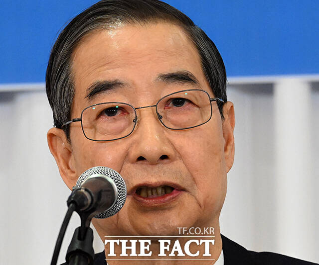 한덕수 무소속 대선 예비후보는 6일 박지원 더불어민주당 의원이 제기했던 배우자 무속 심취 의혹에 대해 철저하게 새빨간 거짓말이라고 반박했다. 한 후보는 윤석열 전 대통령에 대해 그렇게 삿된 분은 아니다라고 평가했다. /국회사진취재단