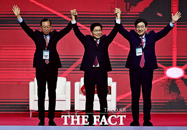 국민의힘 지도부가 5일 밤 당 선거대책위원회 구성안을 의결했다. 사진은 김문수(가운데) 후보가 3일 경기도 고양시 킨텍스에서 열린 제21대 대통령 선거 후보 선출을 위한 전당대회에서 대선 후보로 확정된 뒤 권영세(왼쪽) 비대위원장, 권성동 원내대표와 함께 인사하는 모습. /배정한 기자