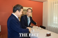  이낙연 전 국무총리에게 자리 양보하는 한덕수 대선 예비 후보 [포토]