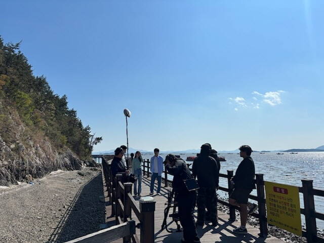 전남 여수시가 오는 6월 배포를 목표로 열 번째 웹드라마 ‘그림자’ 제작에 돌입했다. 사진은 웹드라마 촬영 모습. /여수시