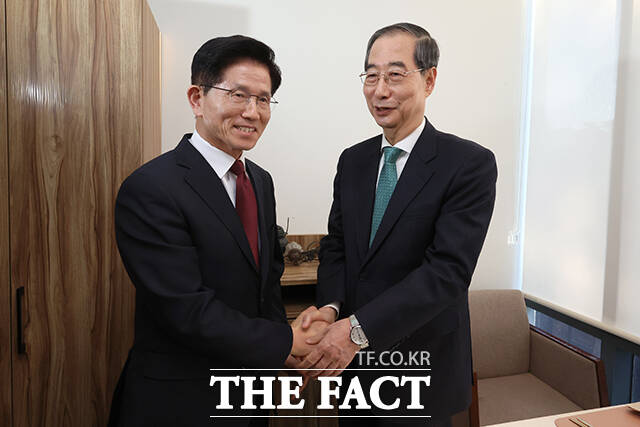 김문수 국민의힘 후보와 한덕수 무소속 예비후보의 단일화 회동이 7일 소득 없이 종료됐다. 한 후보 측은 이날 특별하게 합의된 사안은 없다며 오늘은 결과가 없고 다시 만나자라고 했던 얘기도 없었다고 밝혔다. /박헌우 기자