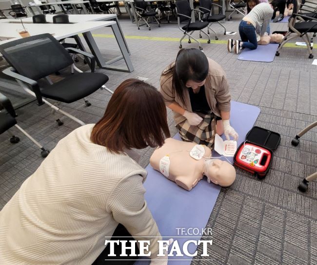 행사장에 마련된 심폐소생술 부스에서 시민에게 자동심장충격기(AED) 사용법을 교육하고 있다./부천시