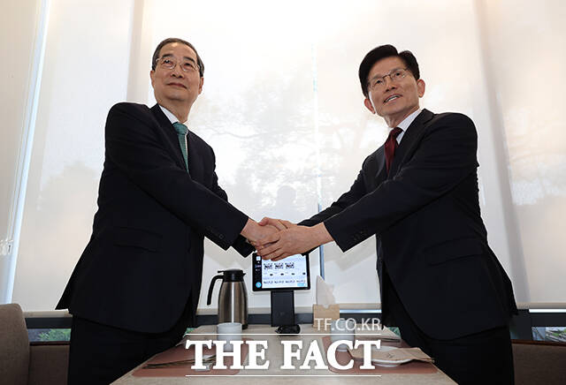 김문수 국민의힘 대선 후보가 단일화를 위한 추가 만남을 한덕수 무소속 대선 예비후보에게 제안했다. 김 후보가 7일 오후 서울 종로구의 한 식당에서 후보 단일화 관련 회동에 앞서 한 후보와 악수하고 있다. /박헌우 기자