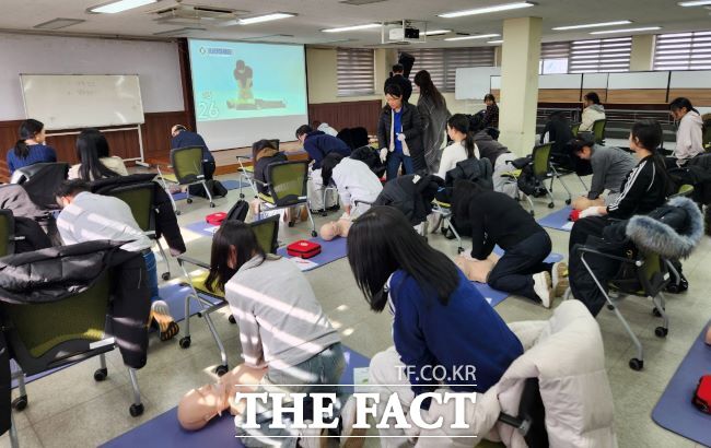 부천시보건소가 시민 대상 실습 위주 심폐소생술을 교육하는 모습 /부천시