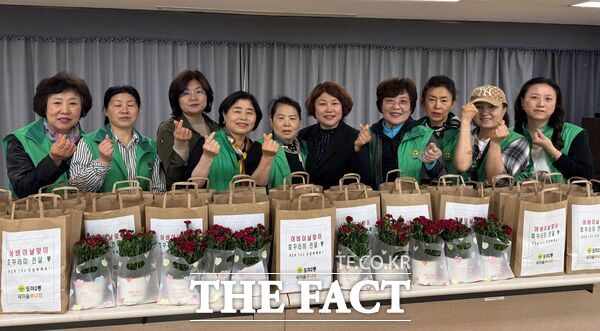 대전 서구 도마2동 새마을부녀회는 어버이날을 맞아 7일 독거 어르신 가정을 방문해 꽃과 음식 등 사랑의 효꾸러미를 전달하는 행사를 펼쳤다./대전 서구