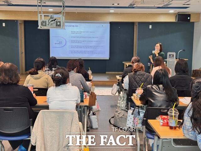 거제시육아종합지원센터 대체교사 등 직무 역량 강화 교육 모습. /거제시