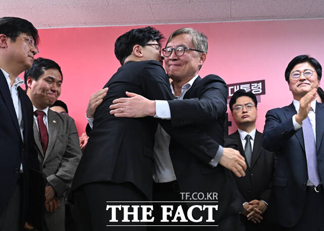 한동훈 국민의힘 전 대표(왼쪽)가 7일 오후 서울 여의도 대하빌딩에서 열린 선거 캠프 해단식에서 공동선대위원장을 맡았던 최재형 전 의원과 포옹하고 있다.