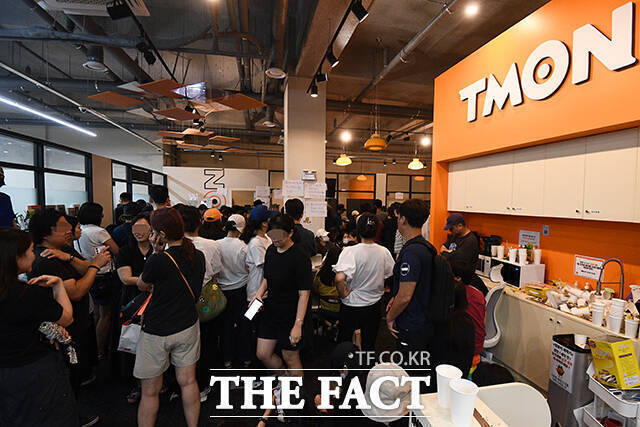 지난해 7월 25일 오후 서울 강남구 티몬 신사옥이 환불을 요구하는 피해자들로 붐비고 있다. /더팩트DB