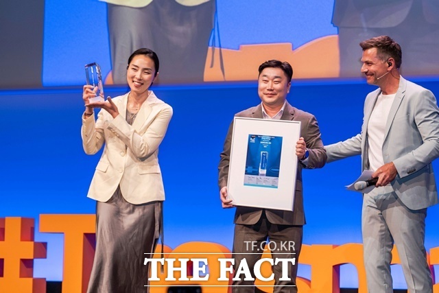 삼성SDI가 더 스마터 E 어워드 2025에서 국내 업체 중 유일하게 어워드 위너로 선정됐다. 곽현영 삼성SDI 중대형 마케팅팀장(상무, 사진 왼쪽)이 어워드 위너 트로피를 수상하고 있는 모습. /삼성SDI