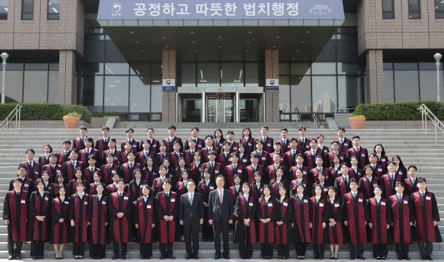 법무부가 7일 법학전문대학원 출신 제14회 변호사시험 합격자 90명을 검사로 신규 임용했다./법무부