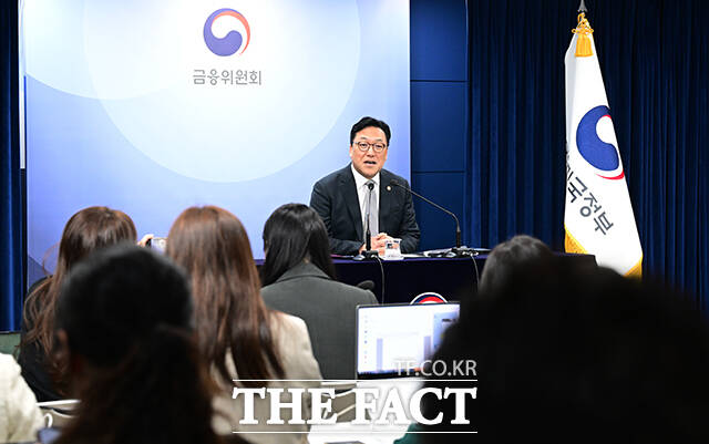 김병환 금융위원장이 오는 7월부터 적용되는 3단계 스트레스 총부채원리금상환비율(DSR) 시행방안을 이달 공개하고, MG손해보험 사태 해결과 관련해 계약자 보호를 최우선으로 삼은 해결책을 고심한다고 밝혔다. /더팩트 DB