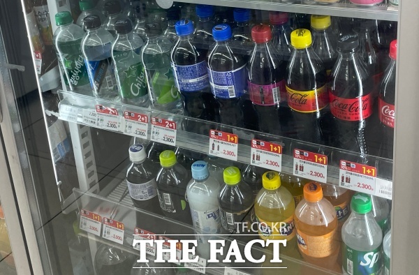 여름을 앞두고 각종 음료와 우유 가격이 올랐다. 서울 시내 한 편의점에 음료 제품들이 진열돼 있다./문은혜 기자