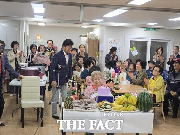 대전 대덕구 목상동 동원상록수아파트경로당이 6일 경로당에서 아파트에 거주하는 최연장자인 국동임 어르신(93)의 생일잔치를 차려 경로사상을 실천하는 날을 만들며 지역민들에게 훈훈함을 전했다. 최충규 대덕구청장이 축하를 전하고 있다. /선치영 기자