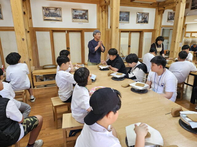 학생들이 교류 활동을 하고 있다. /고흥군