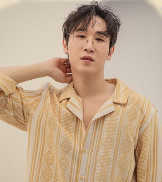 가수 김태욱이 트롯 신예 제나를 발굴해 7일 싱글앨범 쏙 들어온 남자를 발표했다. 그는 작곡가 겸 가수 김정호의 아들로 어려서부터 아버지의 끼를 고스란히 이어받았다. /인유어스타