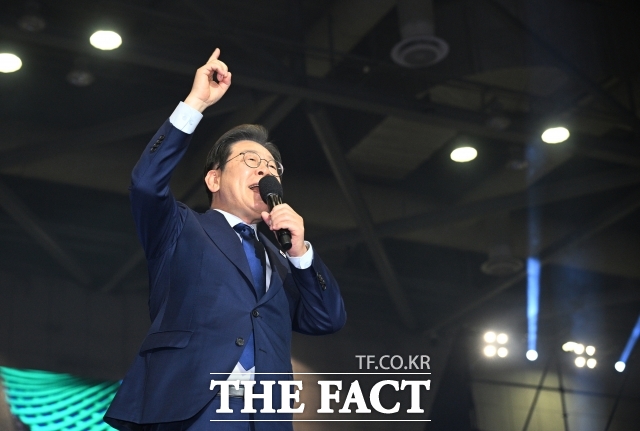 이재명 더불어민주당 대선 경선 후보가 27일 오후 경기 고양시 킨텍스에서 열린 더불어민주당 제21대 대통령선거 후보자 선출을 위한 수도권·강원·제주 합동연설회에 참석해 수락연설을 하고 있다. /고양=박헌우 기자