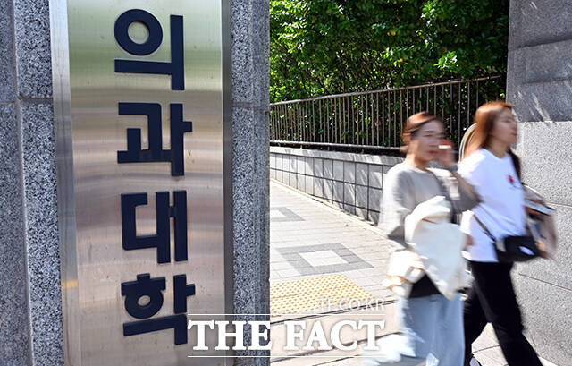 무단결석으로 제적 예정 통보를 받은 5개 의대 학생들이 전원 복귀한 것으로 알려진 7일 오후 서울의 한 의과대학의 학생들이 교문을 나서고 있다. /임영무 기자