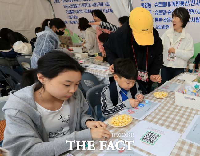어린이 축제 체험 프로그램에 참여한 어린이들 /과천시