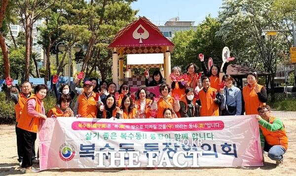 대전 서구 복수동 통장협의회 회원 30여 명이 7일 천변어린이공원을 포함한 관내 어린이공원을 돌며아름답고 쾌적한 녹색마을 조성을 위해 소공원 가꾸기를 추진했다,/대전 서구