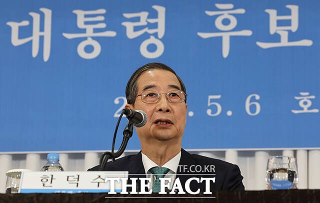 박지원 더불어민주당 공동선대위원장은 한덕수 무소속 대선 예비후보가 배우자의 무속 의혹에 대해 새빨간 거짓말이라고 해명한 데 대해 새하얀 진실이라고 반박하며 법적 대응에 나설 것을 촉구했다. /국회사진취재단
