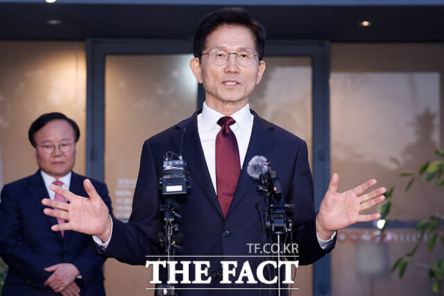 김문수 국민의힘 대선후보가 7일 서울 종로구의 한 식당에서 한덕수 무소속 대선 예비후보와의 단일화 관련 회동을 마친 후 입장을 밝히고 있다. /박헌우 기자