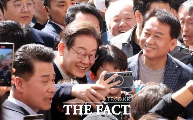 민심을 청취하는 경청 투어에 나선 이재명 더불어민주당 대선후보가 4일 강원 영월서부시장에서 어린이와 셀카를 찍고 있다. /영월=뉴시스