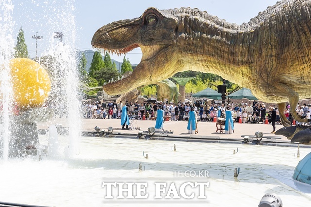 경남 고성군이 당항포관광지를 공룡엑스포 시즌에만 찾는 일회성 방문지가 아닌 사계절 내내 머무르며 즐길 수 있는 복합문화관광지로 변화시키고 있다. /고성군