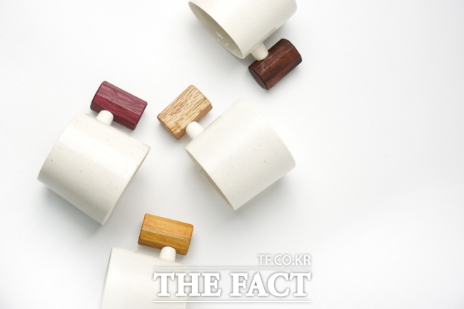 2025 경기도자페어 특별관에서 선보일 무채색공간의 머그컵./한국도자재단