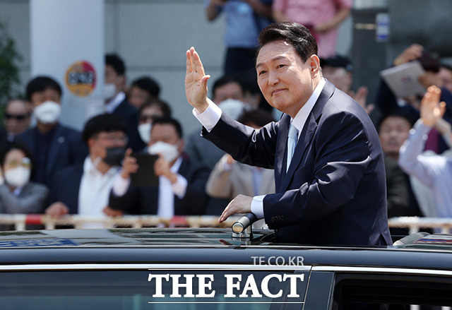 윤석열 전 대통령이 2022년 5월 10일 국회에서 취임식을 마친 뒤 이동하며 연도를 메운 시민들에게 손을 들어 인사하고 있다./국회사진취재단