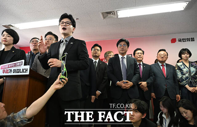 한동훈 전 국민의힘 대표가 7일 대통령 선거 캠프 해단식에서 제가 당을 위해 할 수 있는 최선을 다하겠다며 향후 행보를 밝혔다. 사진은 한 전 대표가 7일 오후 서울 여의도 대하빌딩에서 열린 선거 캠프 해단식에서 발언하고 있는 모습. /이새롬 기자