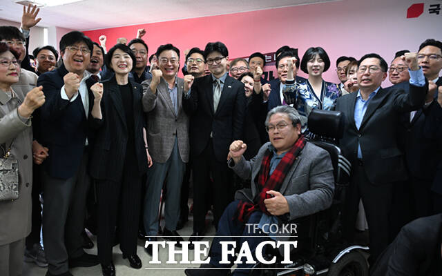 국민의힘 최종 후보에 탈락한 한동훈 국민의힘 전 대표가 7일 오후 서울 여의도 대하빌딩에서 열린 선거 캠프 해단식에서 한 전 대표를 지지해 온 동료 의원들과 기념촬영하고 있다. /이새롬 기자